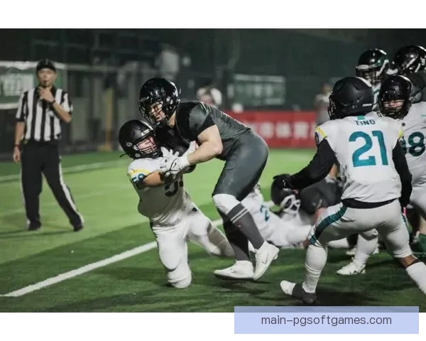 橄榄球对决燃烧战场，惊险胜负令观众热血澎湃